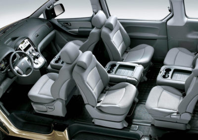 Vista interior de 5 asientos de furgoneta de pasajeros dispuestos cara a cara