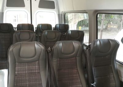 Vista interior de los asientos de la furgoneta para 11 pasajeros