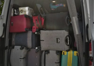 Vista del maletero de cualquier furgoneta Mercedes Sprinter, cargado con bolsas para 11 pasajeros